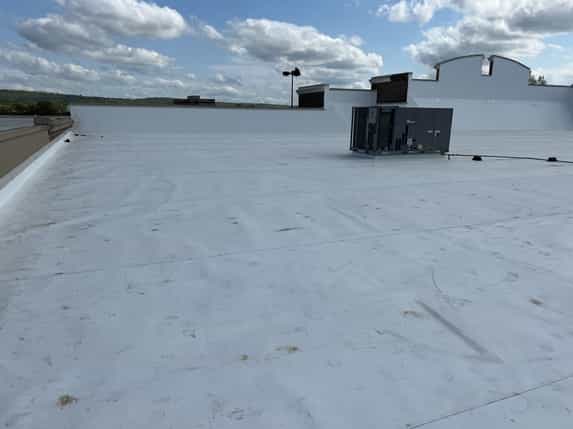 Picture of a newly installed TPO roof on a shopping center in Alabama
